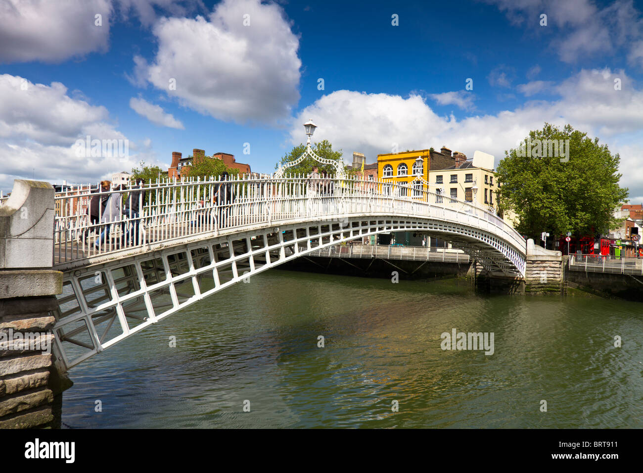 Dublín - landmark Ha'Penny Bridge sobre el río Liffey Foto de stock