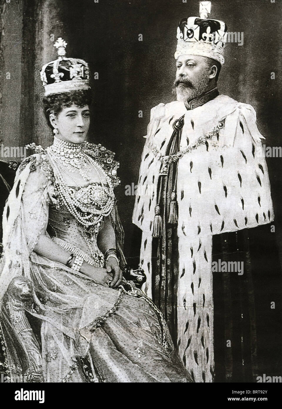 El Rey Eduardo VII y la reina Alexandra en su abrigo de coronación el 9 de agosto de 1902 Foto de stock