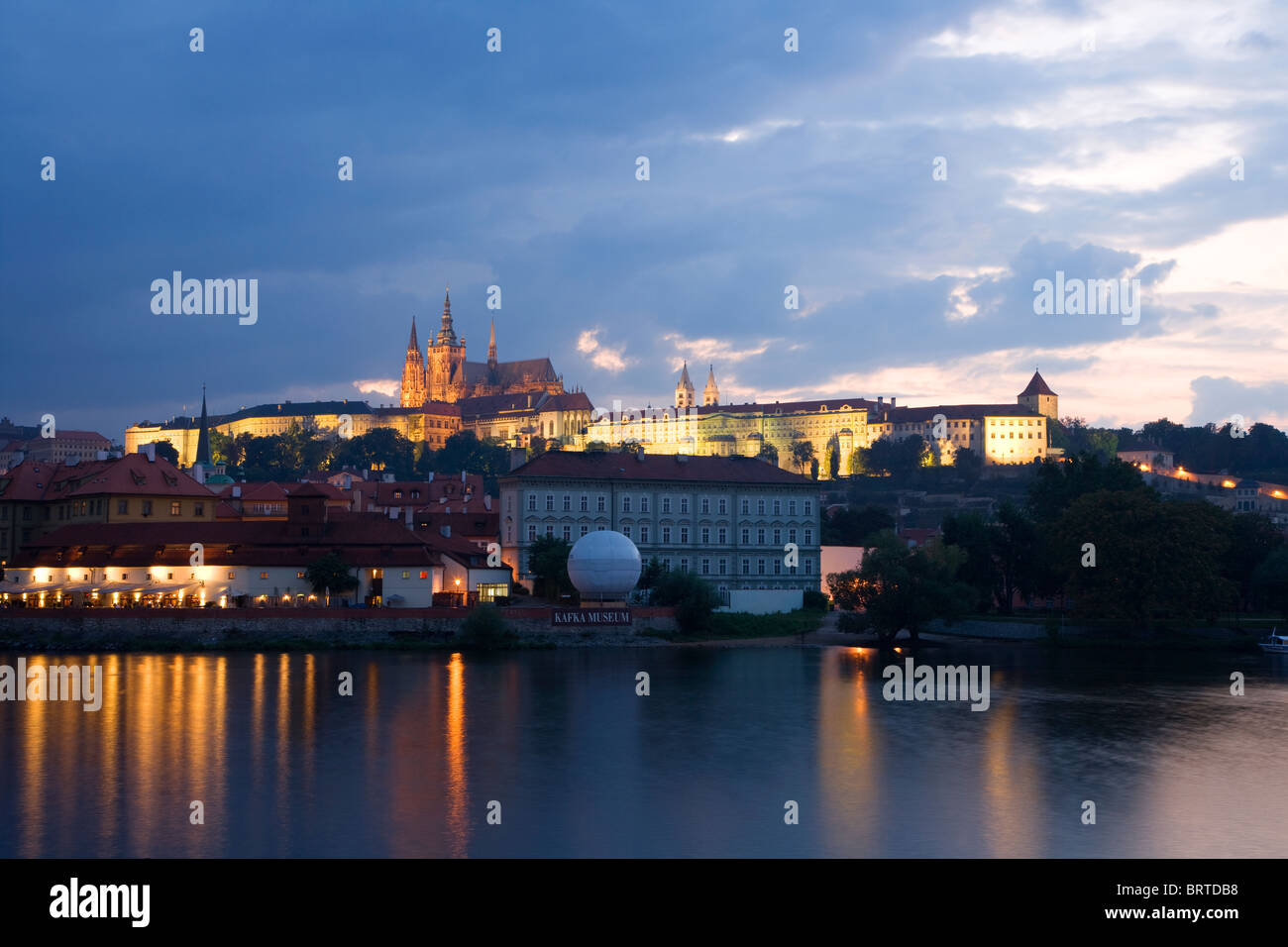 El castillo de Praga y la catedral Foto de stock