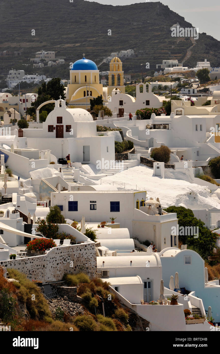 Casas en la isla griega de Santorini en las Cícladas Foto de stock