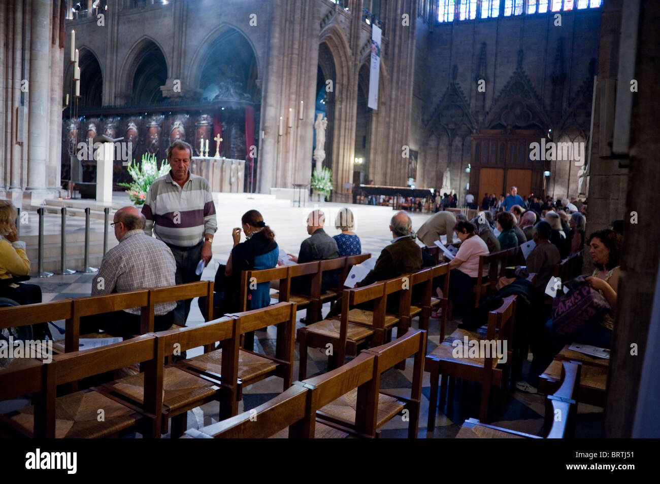 Personas orando dentro de la iglesia católica fotografías e imágenes de  alta resolución - Alamy