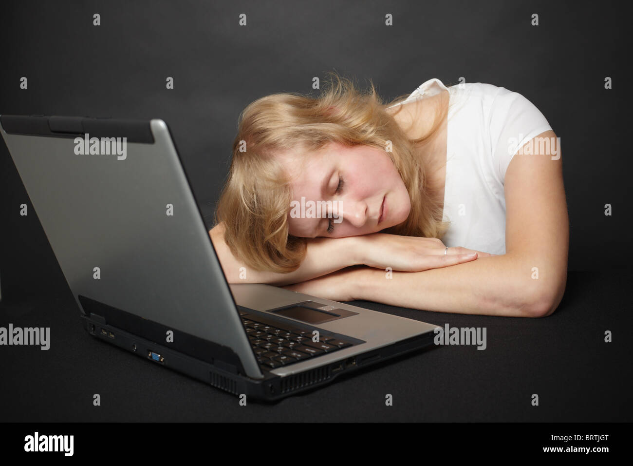 Mujer Joven Cansado Del Trabajo En El Internet Y Me Fui A Dormir Fotografia De Stock Alamy