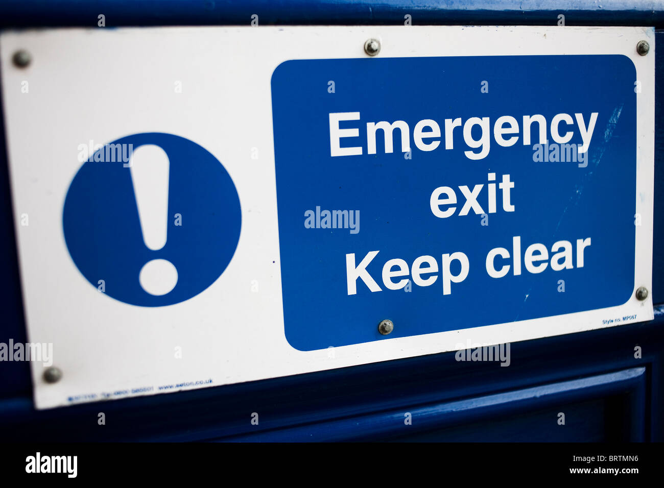 Manténgase alejado de la puerta de salida de emergencia señal. Foto de stock