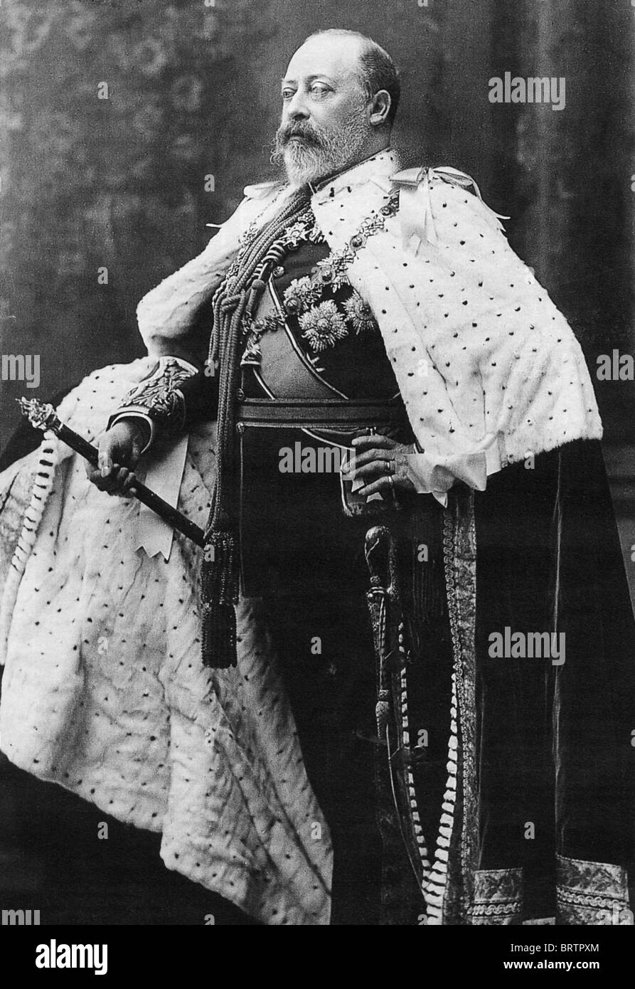 El Rey Eduardo VII (1841-1910) en su abrigo de coronación Foto de stock