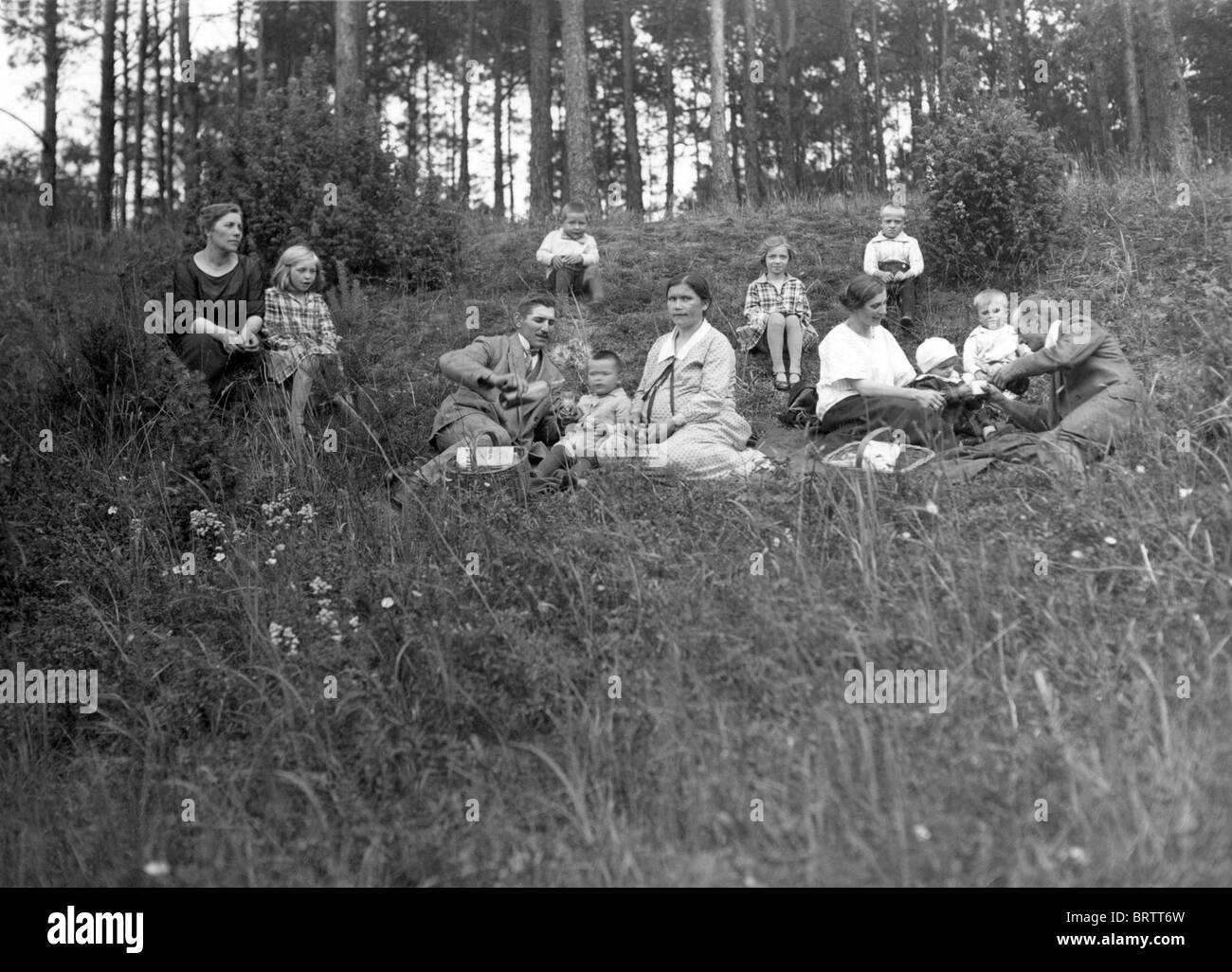 Un picnic con la familia extendida, imagen histórica, ca. 1922 Foto de stock