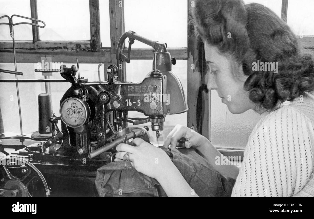 Mujer cosiendo en una máquina de coser, una imagen histórica, ca. 1952 Foto de stock