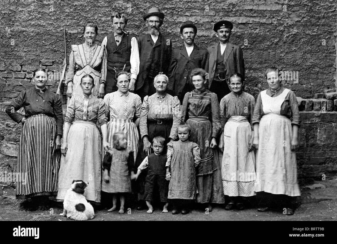 La familia ampliada del agricultor, imagen histórica, ca. 1930 Foto de stock