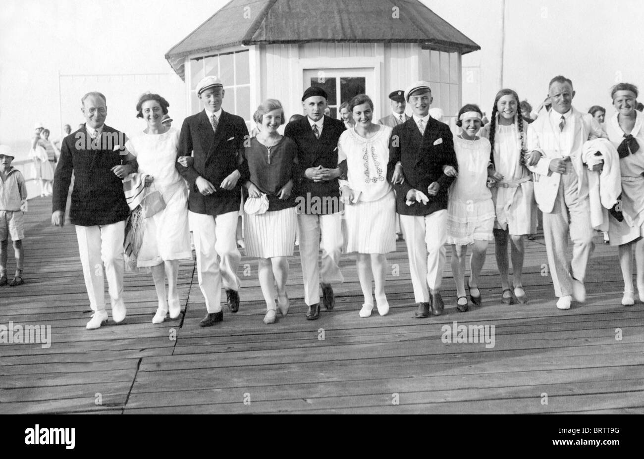 Grupo de vacaciones en el Mar Báltico, imagen histórica, ca. 1932 Foto de stock