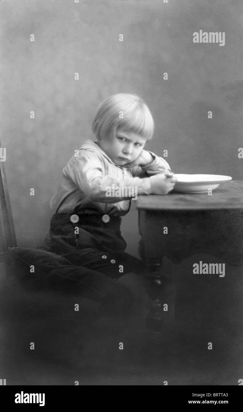 Chico en un mal humor, imagen histórica, ca. 1912 Foto de stock
