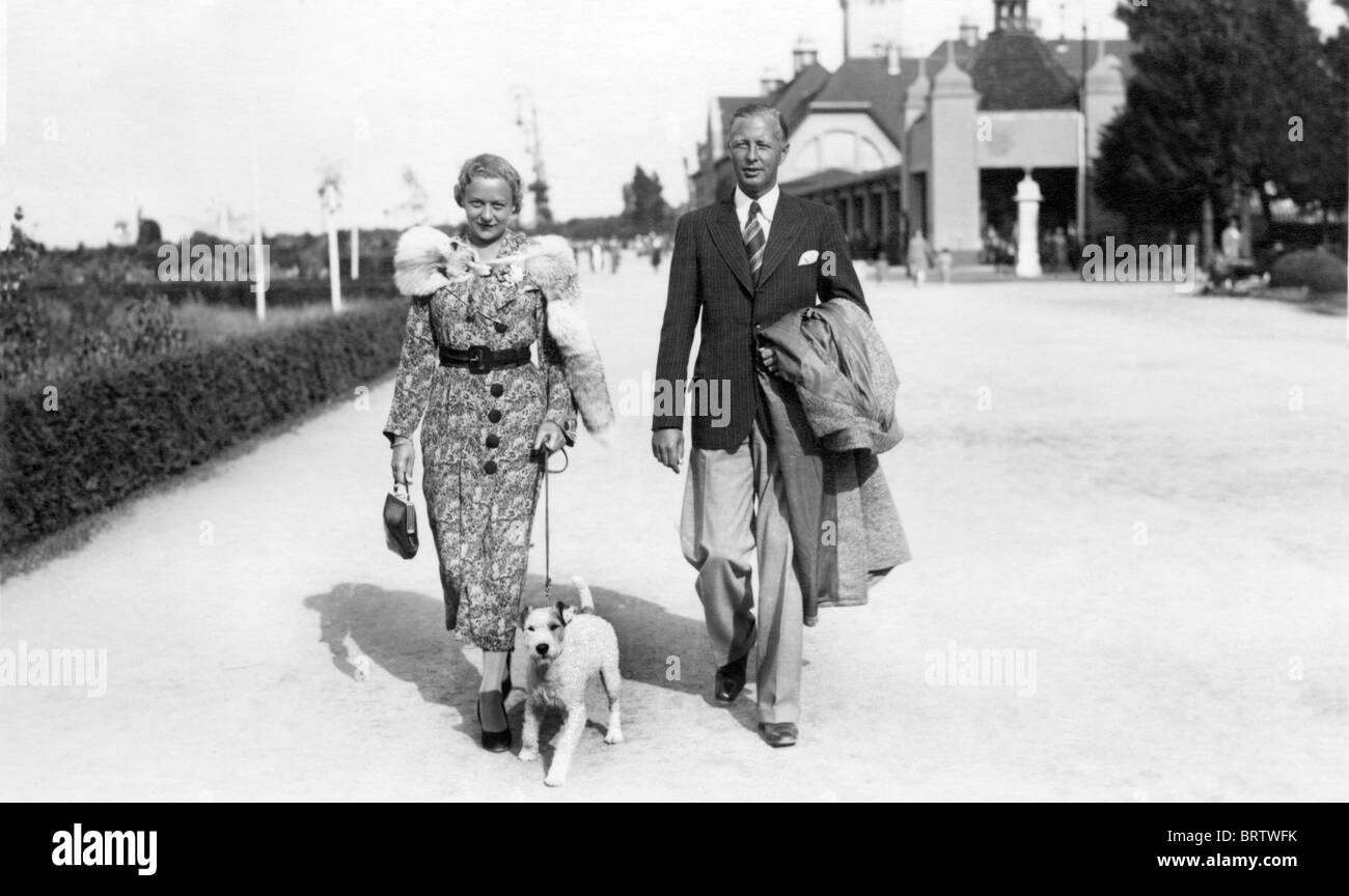 Pareja con un perro, imagen histórica, ca. 1924 Foto de stock