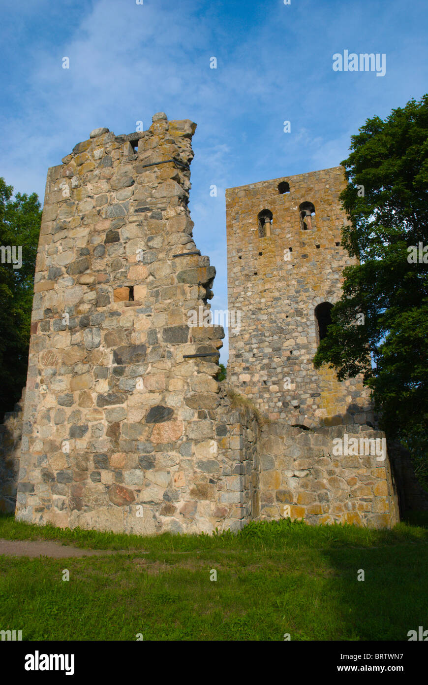 Ruinas de la iglesia de Sankt Pers en Sigtuna la ciudad más antigua de Suecia en el área de Estocolmo Foto de stock