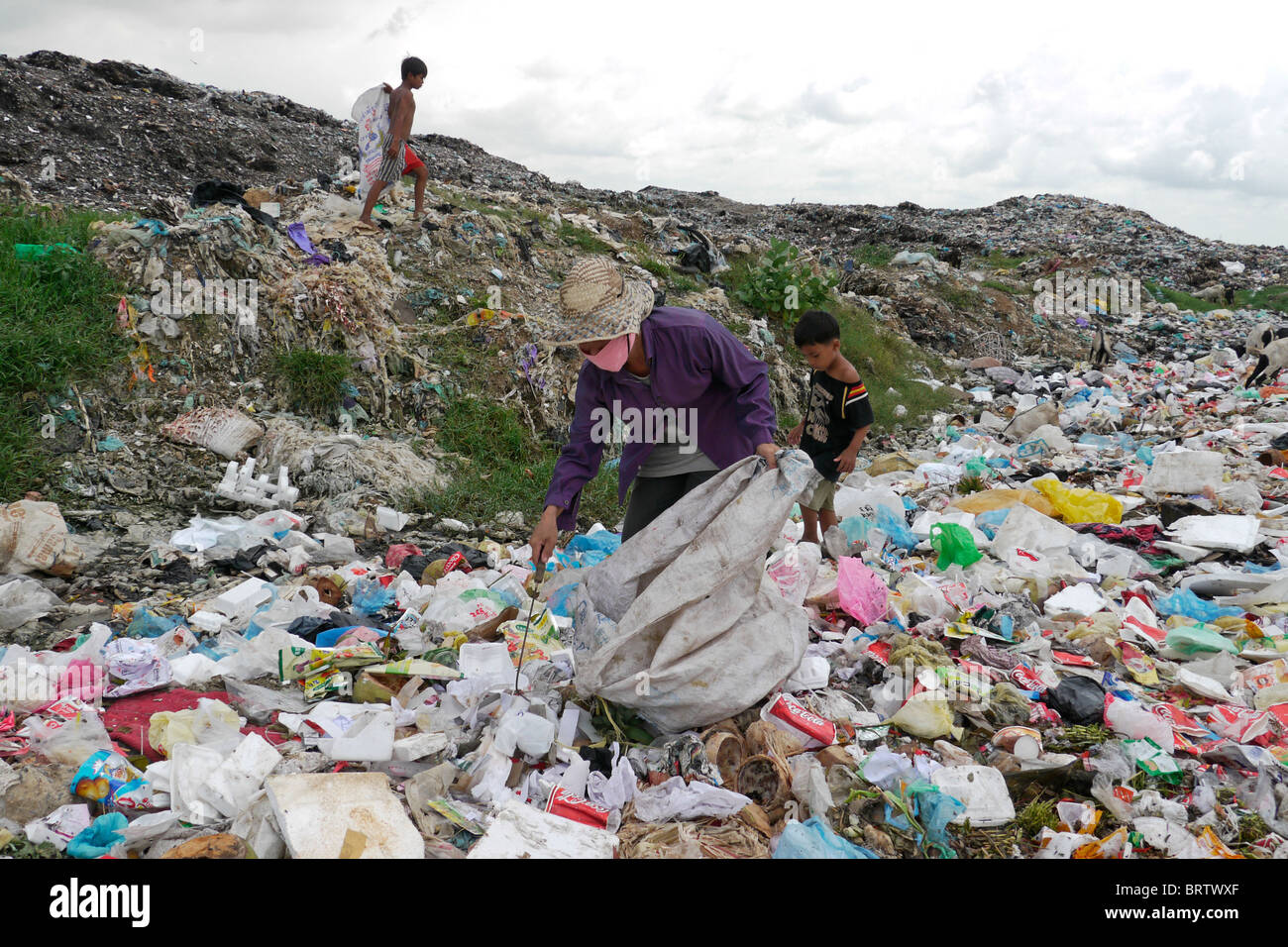 Camboya Scavenger Soun Srey Thouch buscando materiales reciclables en Phnom Penh Caeay Media del vertedero. Foto de stock