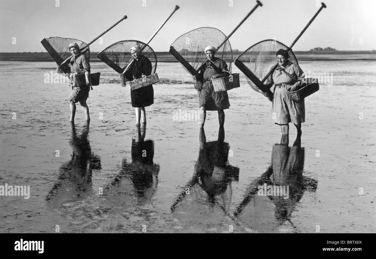 Cuatro pescadoras, imagen histórica, ca. 1930 Foto de stock