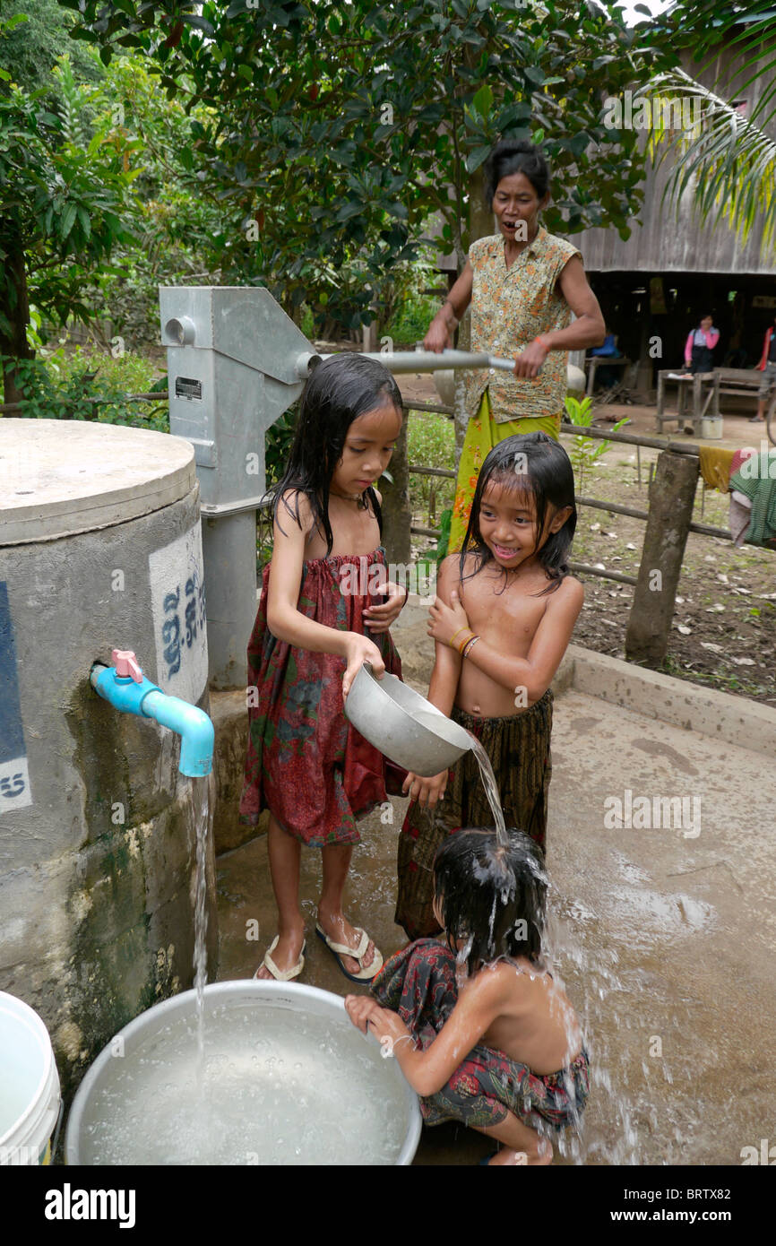 Camboya niñas tomando un baño Fotografía de stock - Alamy