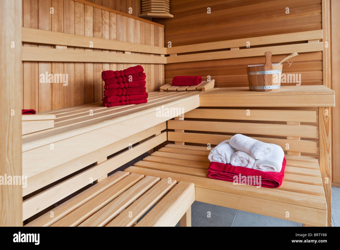 Interior de una sauna de madera Foto de stock