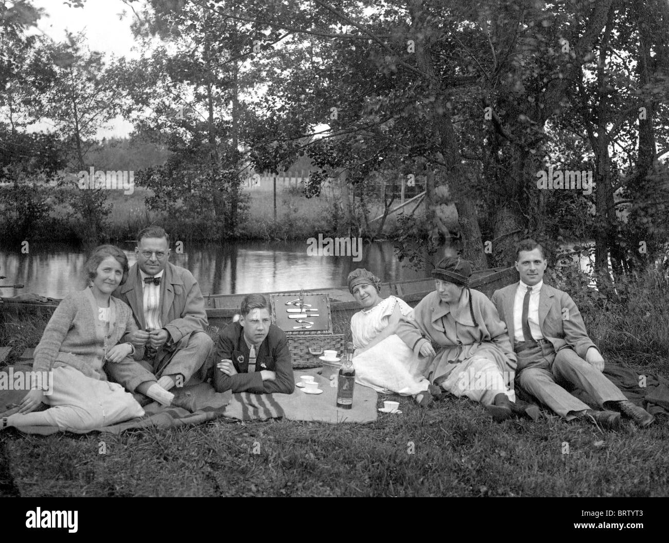 Grupo teniendo un picnic, imagen histórica, ca. 1920 Foto de stock
