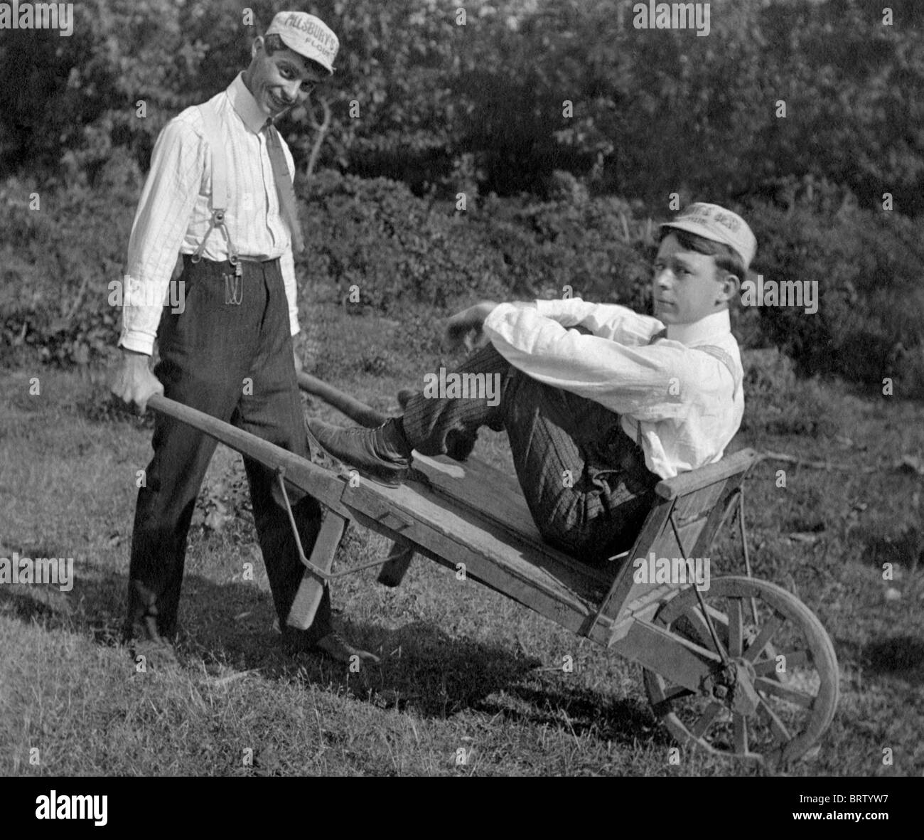 Dos hombres con una vieja carretilla, imagen histórica, ca. 1927 Foto de stock