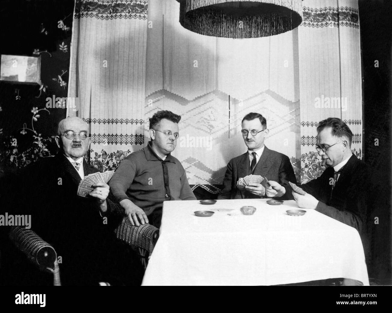 Los hombres jugando a las cartas, imagen histórica, ca. 1930 Foto de stock