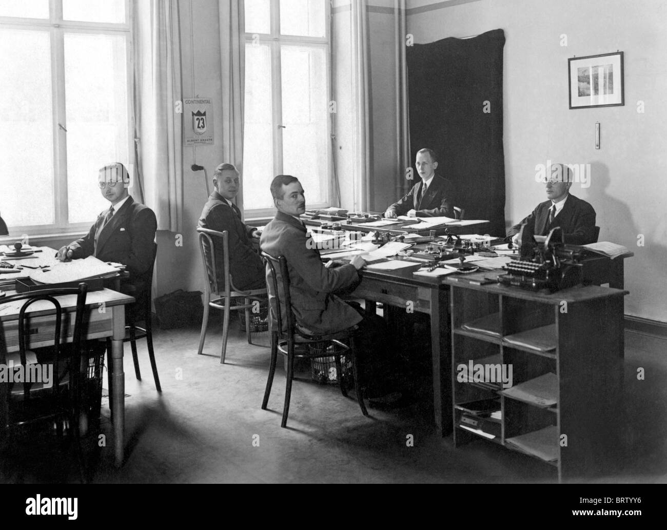 Cinco hombres que trabajan en una oficina, imagen histórica, ca. 1930 Foto de stock