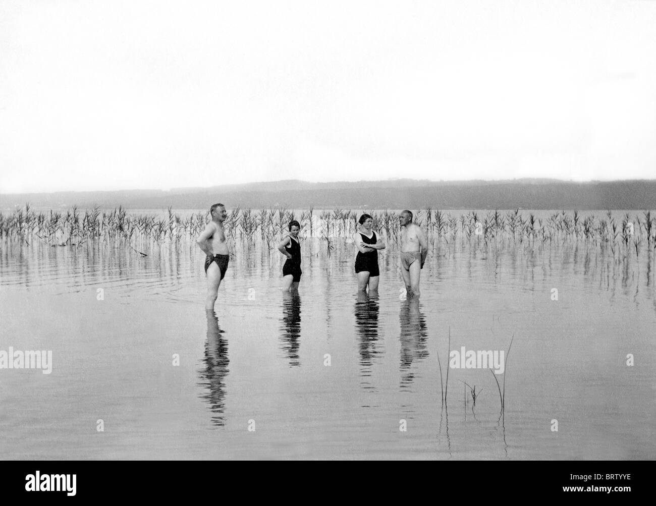 Bañarse en un lago, imagen histórica, ca. 1910 Foto de stock