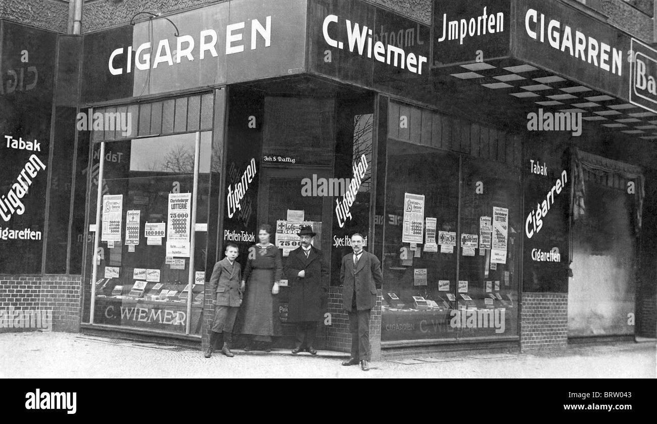 Tienda de tabaco, imagen histórica, ca. 1911 Foto de stock