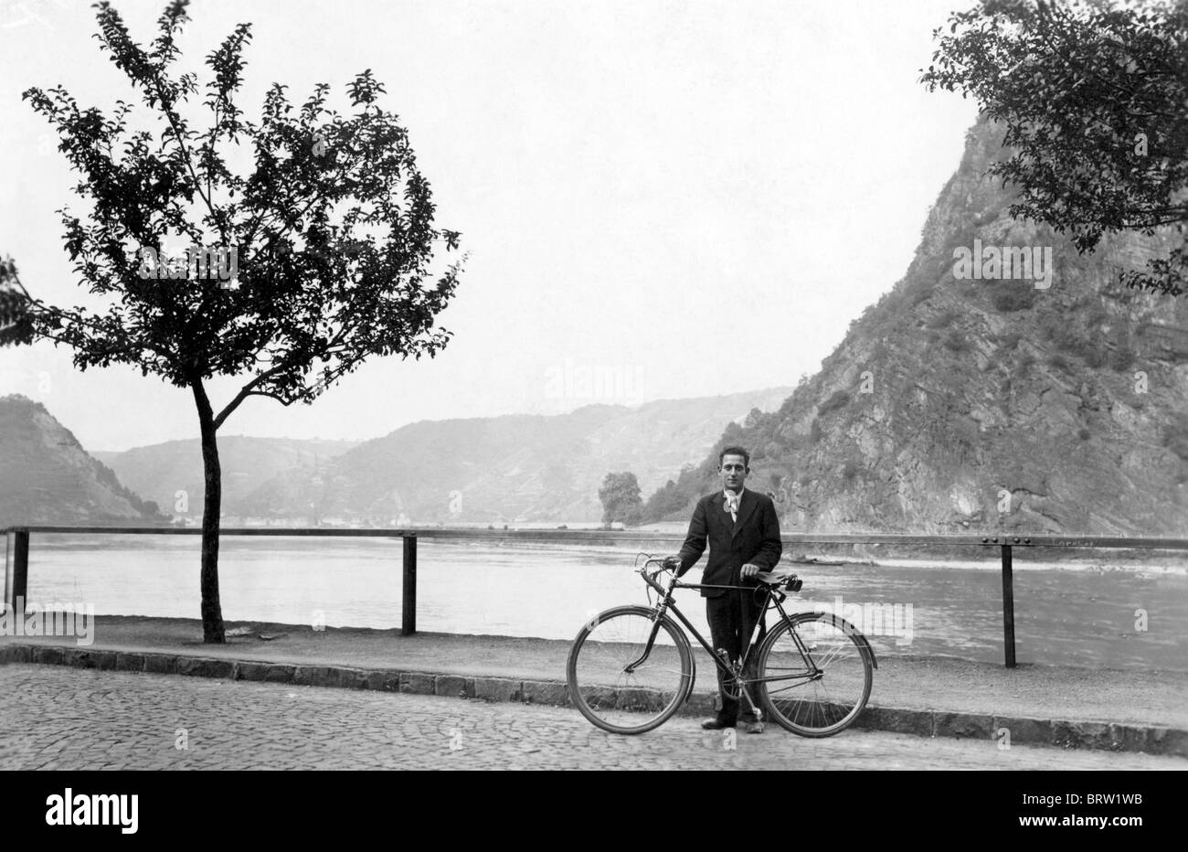 Excursión en bicicleta a lo largo del Rin, imagen histórica, ca. 1934 Foto de stock