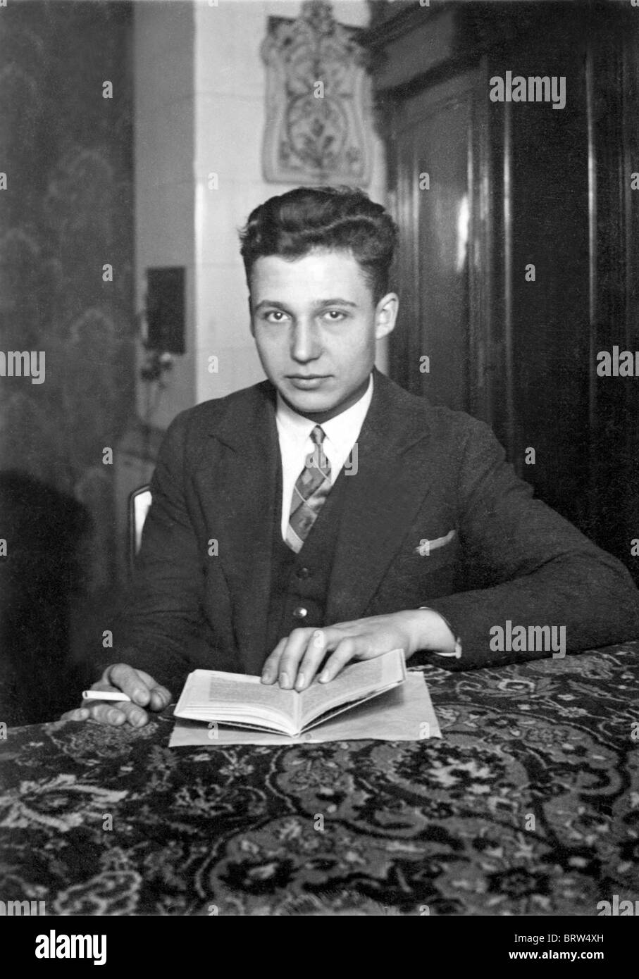 Hombre con un libro, una imagen histórica, ca. 1936 Foto de stock