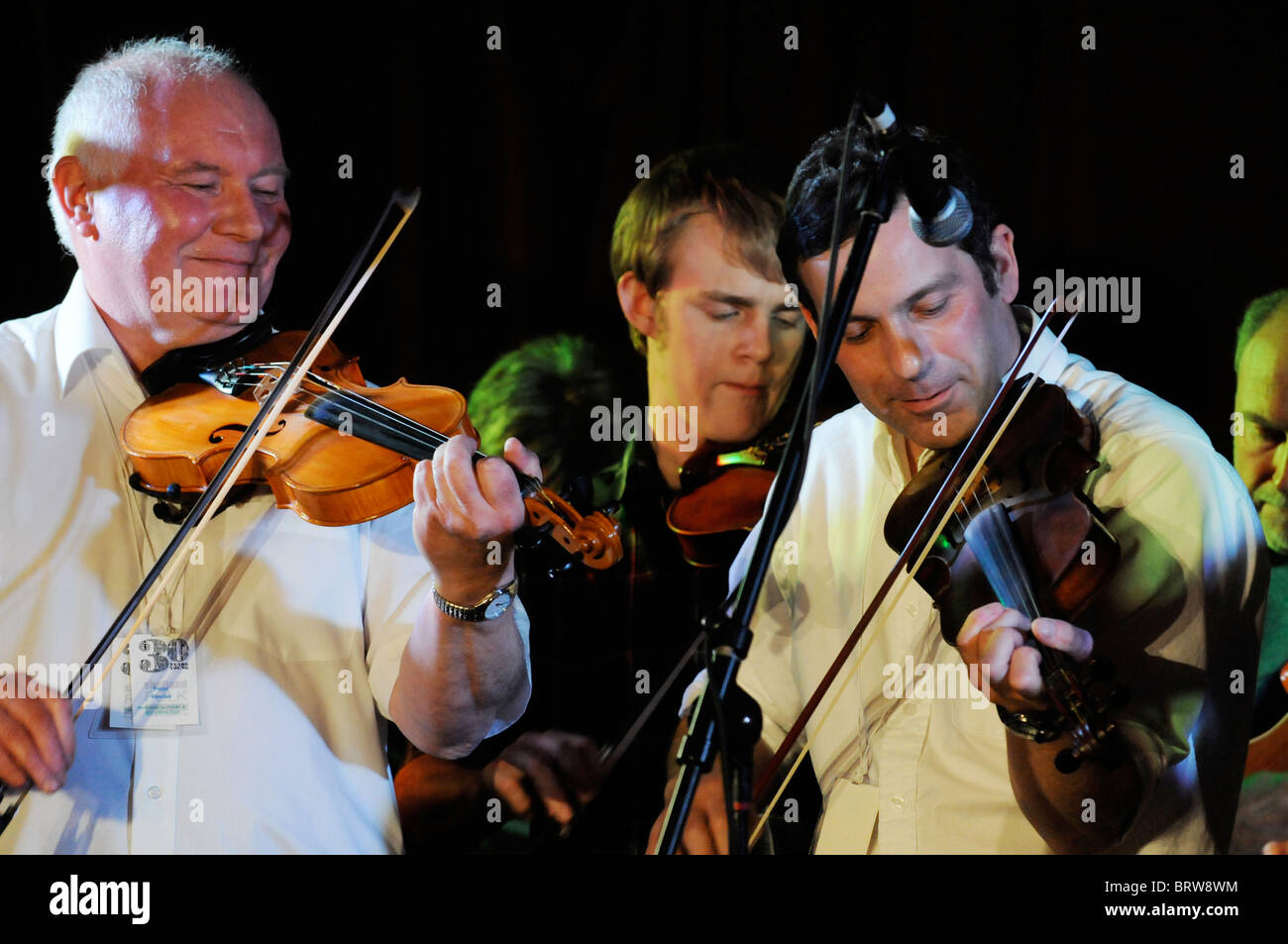 Club Accordian Northmavine Fiddle y jugando en el Shetland Folk Festival 2010 Foto de stock