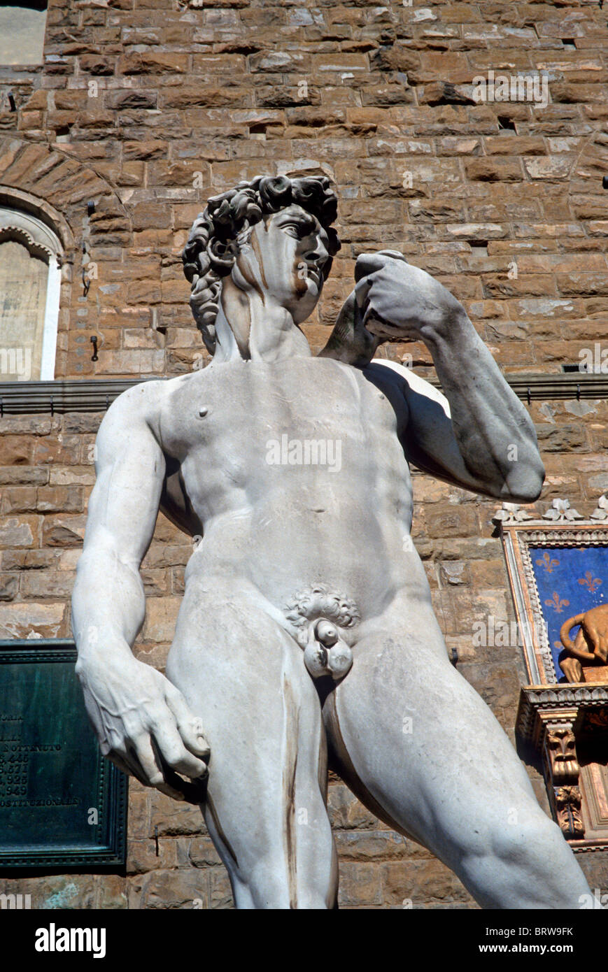 El David de Miguel Ángel en la parte delantera de la galería de los Uffizi, Florencia, Toscana, Italia, Europa Foto de stock