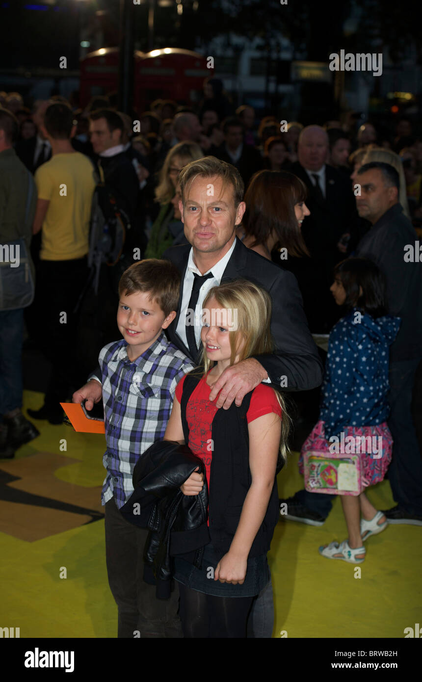 Jason Donovan y sus hijos asistir al estreno británico de Londres ' ' Me despreciable en el Empire Leicester Square. Foto de stock