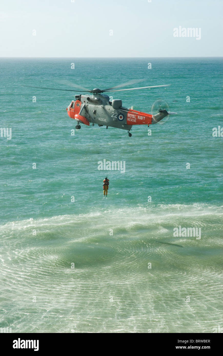 Helicóptero de rescate de un pescador. Foto de stock