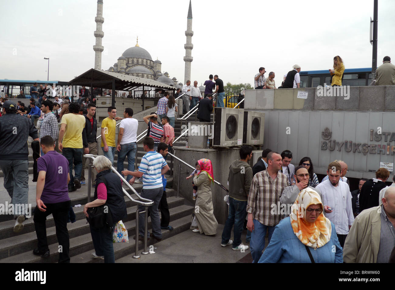 Turquía multitudes cerca de la mezquita de Yeni, Estambul. Un paso subterráneo para peatones. Foto por Sean Sprague Foto de stock