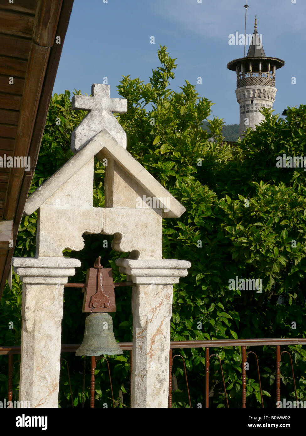Turquía La antigua campana en la terraza de la iglesia católica, con el  minarete de la mezquita en el fondo, de Antakya (antigua Antioquía), Hatay  Fotografía de stock - Alamy
