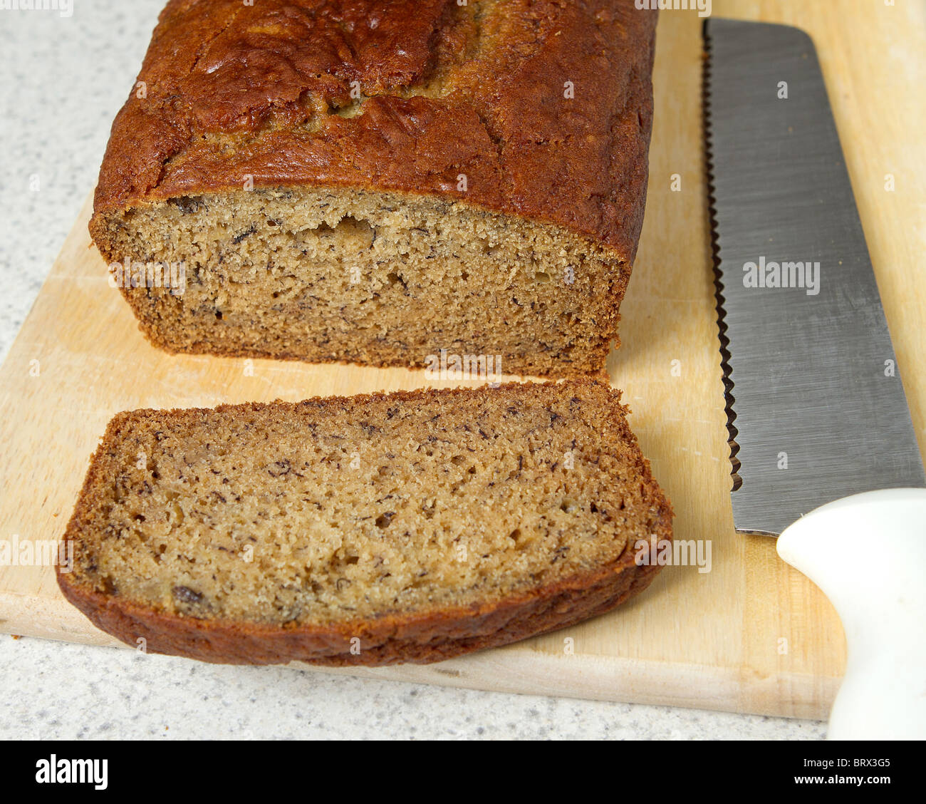 Primer plano de pan de plátano sobre una tabla para cortar en la cocina Foto de stock