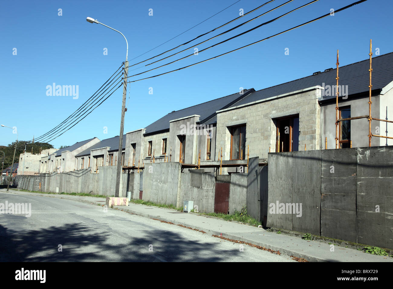 Urbanización fantasma Carrickmacross, Condado de Monaghan, Irlanda, el trabajo se detuvo debido a la recesión Foto de stock
