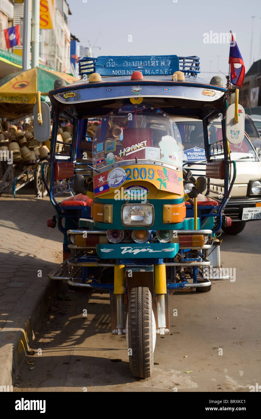 Tuk Tuk Chum Boo o rickshaw en Vientiane, Laos Foto de stock