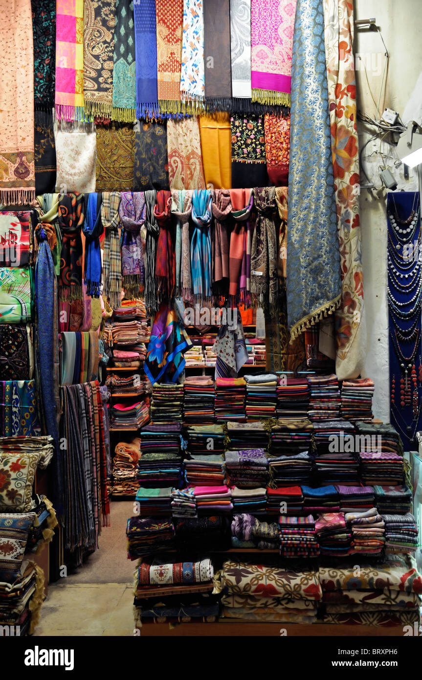 Kapali Carsi o el Gran Bazar de Estambul, cerámica regalos souvenirs en  venta Turquía Chales Bufandas pashminas velos de color de color Fotografía  de stock - Alamy