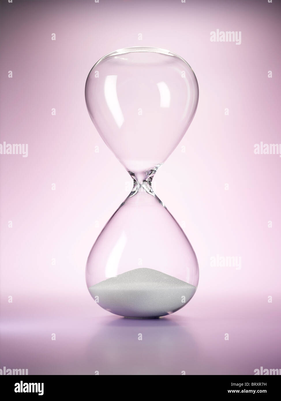 Un vaso de cristal de hora Foto de stock