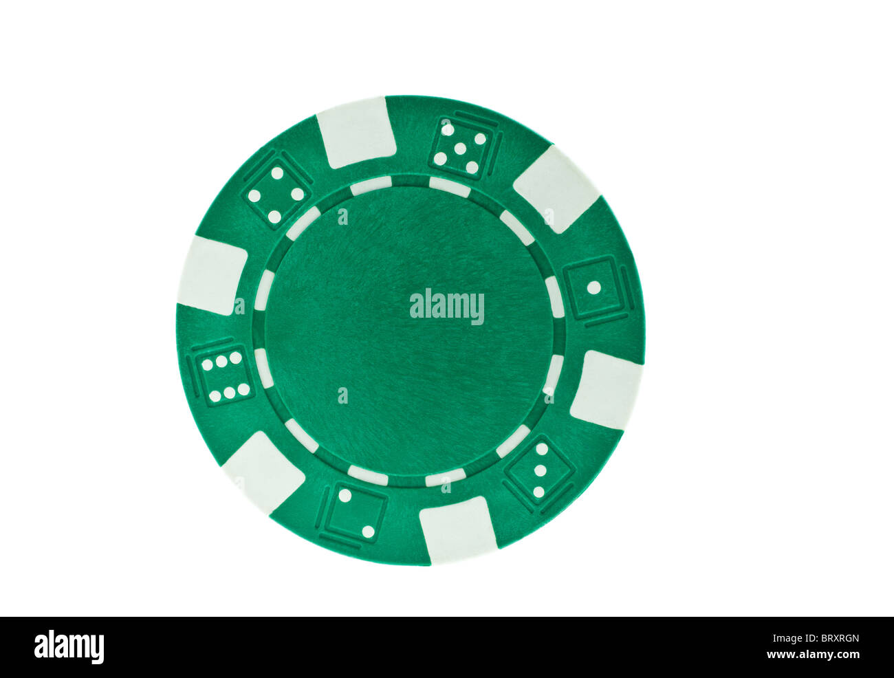 Chip de póquer verde aislado sobre fondo blanco. closeup disparo horizontal Foto de stock