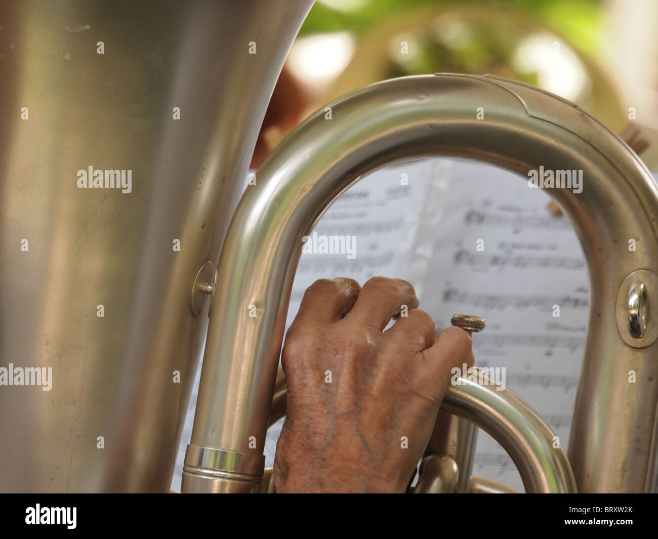 Detalle de la tuba Player, Corsham banda plateada de realizar en la ciudad de Swindon Jardines, julio de 2010 Foto de stock