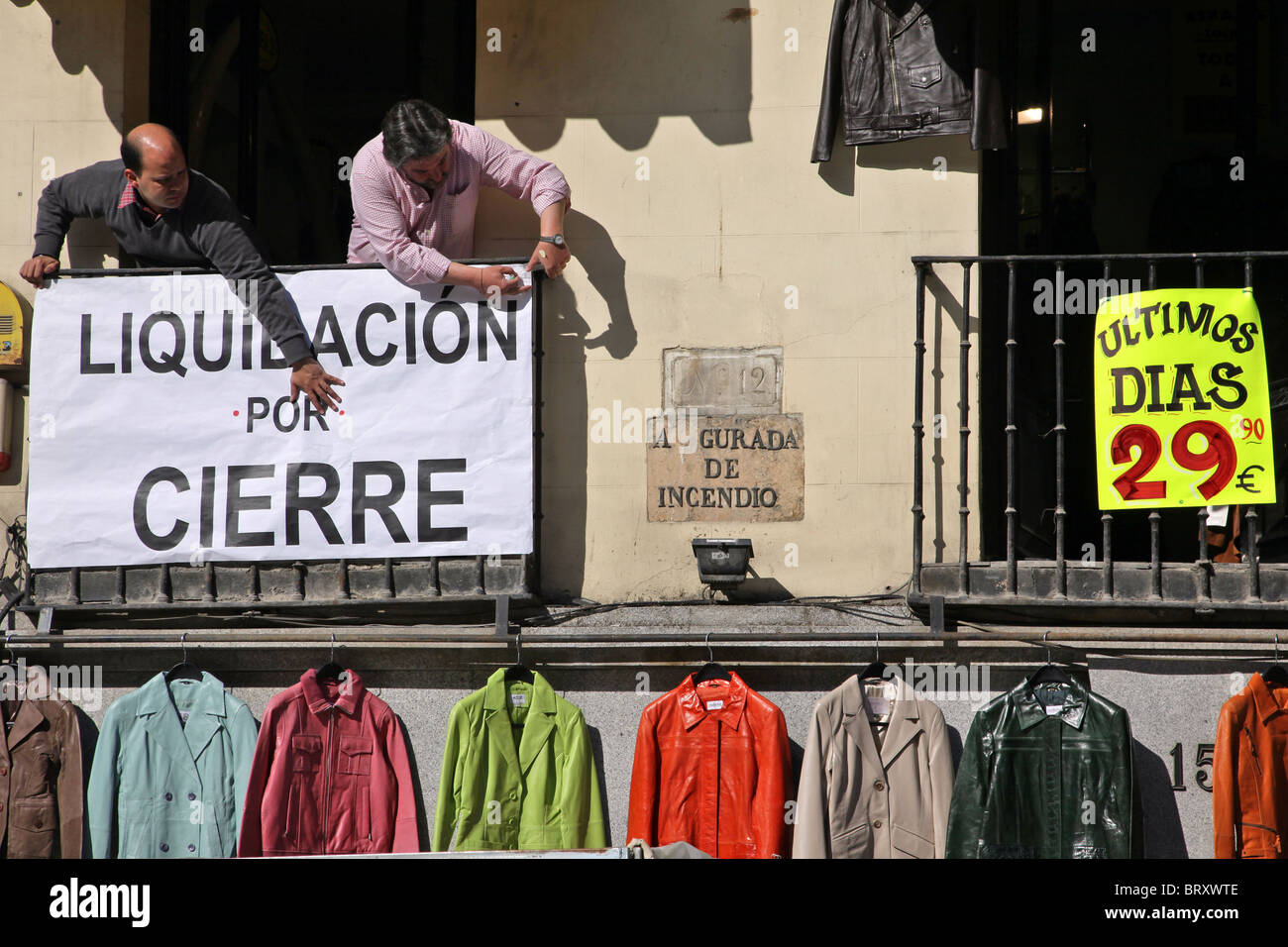Tienda de ropa de cuero y chaqueta, mercado de pulgas, el Rastro, el barrio  de La Latina, MADRID, ESPAÑA Fotografía de stock - Alamy