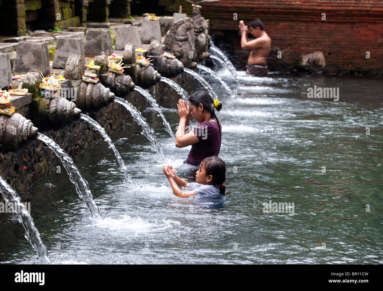 Bañarse en las aguas sagradas de Tirta Empul templo, Tampak Siring Village, Bali, Indonesia Foto de stock