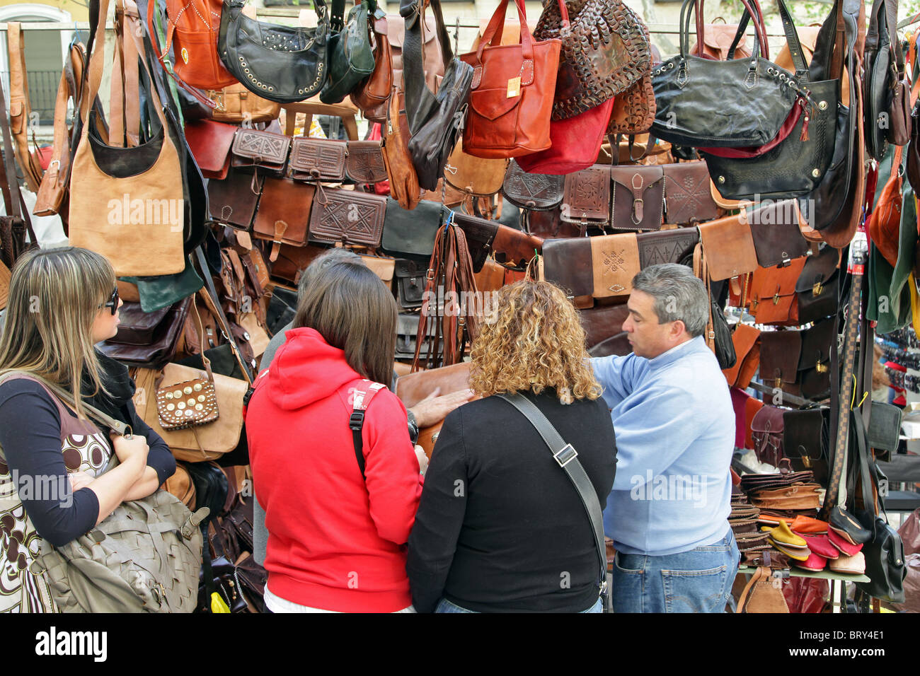 STAND vendiendo bolsos de cuero y mochilas, mercado de pulgas, el Rastro,  el barrio de La Latina, MADRID, ESPAÑA Fotografía de stock - Alamy