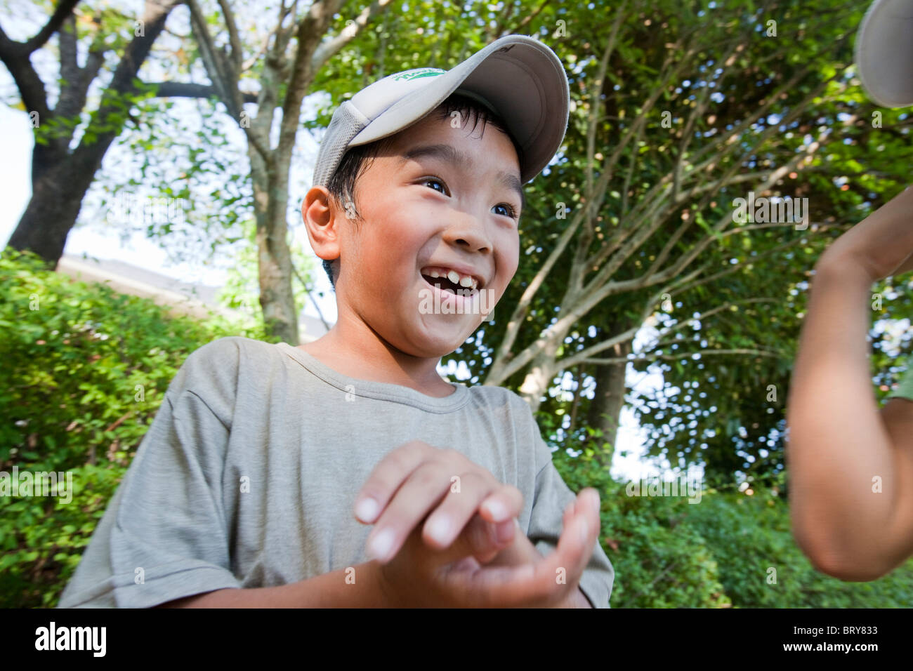 Niño usando una gorra de béisbol, sonriente, Japón Foto de stock
