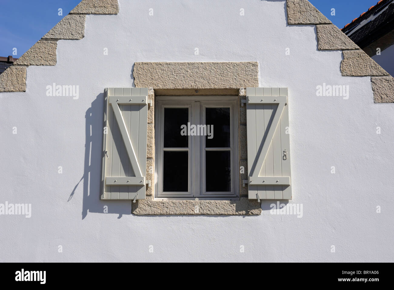 Francia, Bretaña (Bretagne), Morbihan, La Trinité sur Mer, casa bretona, ventana Foto de stock