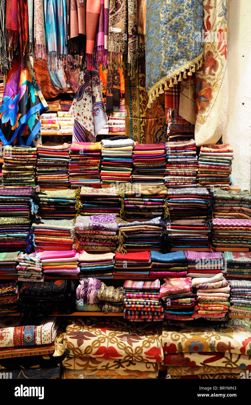 Kapali Carsi o el Gran Bazar de Estambul, cerámica regalos souvenirs en  venta Turquía Chales Bufandas pashminas velos de color de color Fotografía  de stock - Alamy