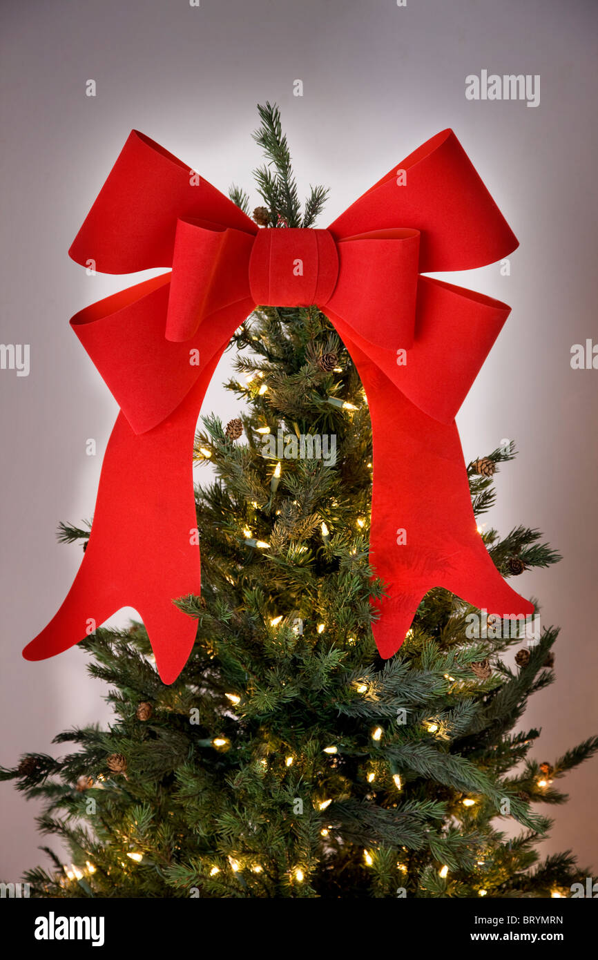 Árbol de navidad con lazo rojo Fotografía de stock - Alamy