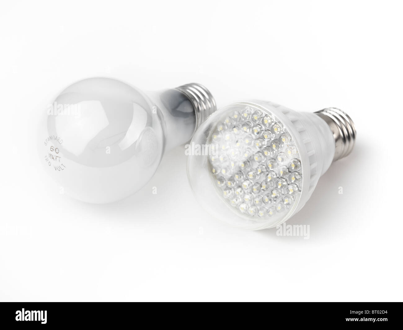 LED y bombillas de luz incandescente normal aislado sobre fondo blanco. Foto de stock