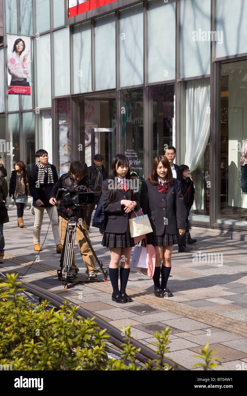 Las colegialas siendo filmado Omotesando Hills Tokio JAPÓN Foto de stock