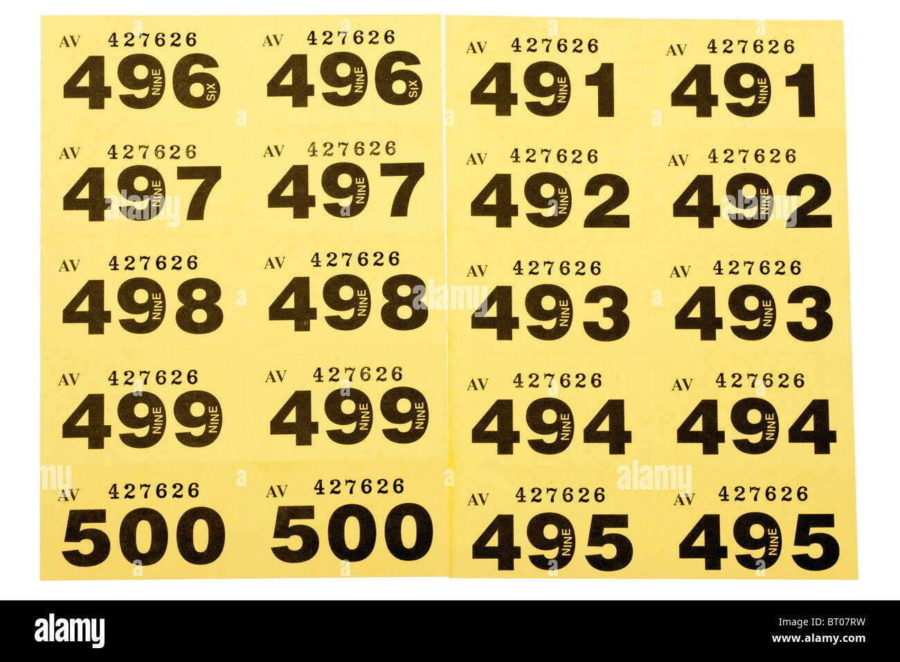 Tickets de guardarropa amarillo Fotografía de stock - Alamy